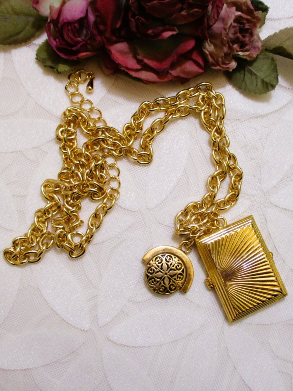 VINTAGE Gold Locket Taille d'épargne Spinner Necklace ~ Faux Chatelaine Jewelry